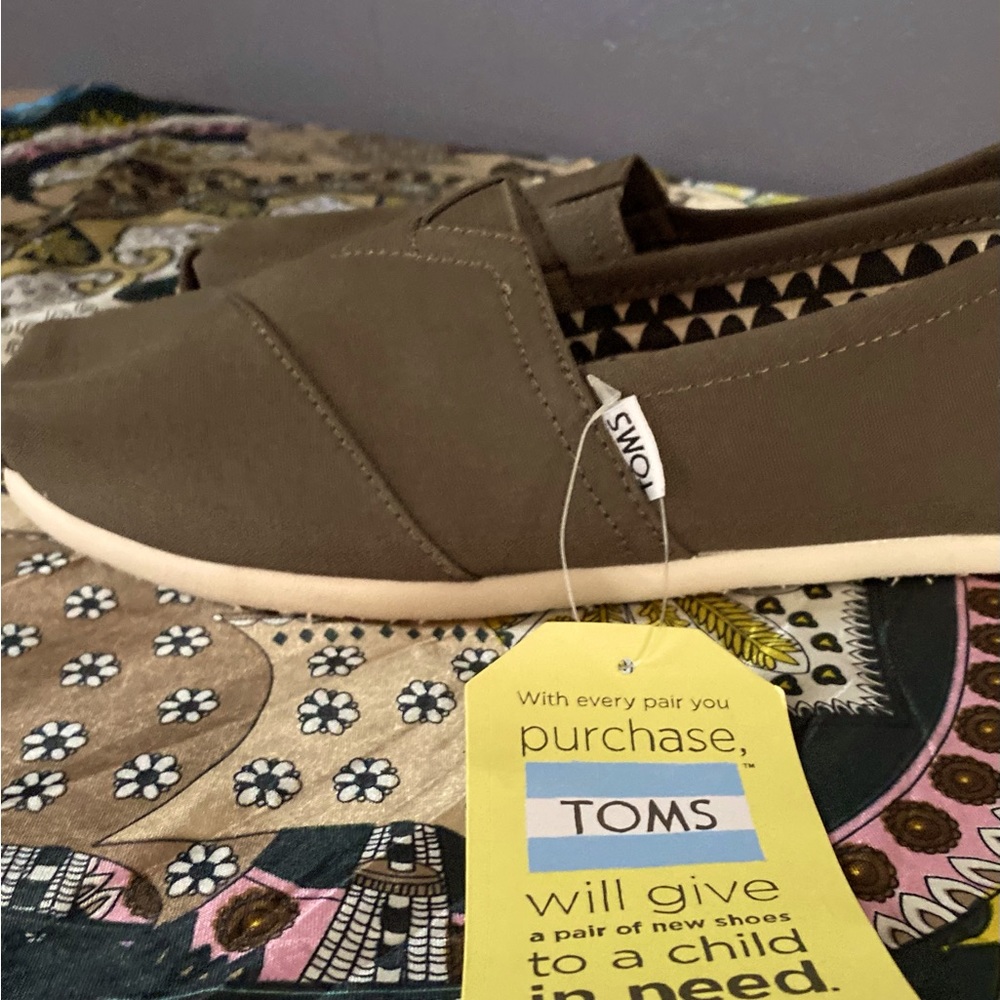 Classic TOMS canvas in Olive green very pretty🧑🏽‍🎤